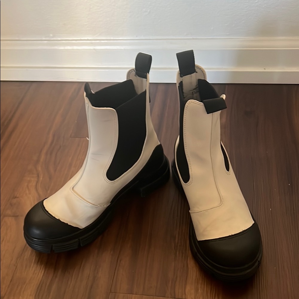 Ganni Black and White Boots Sleek Design